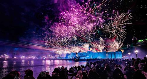 Des feux d’artifice au-dessus de l’attraction Fata Morgana à Efteling.